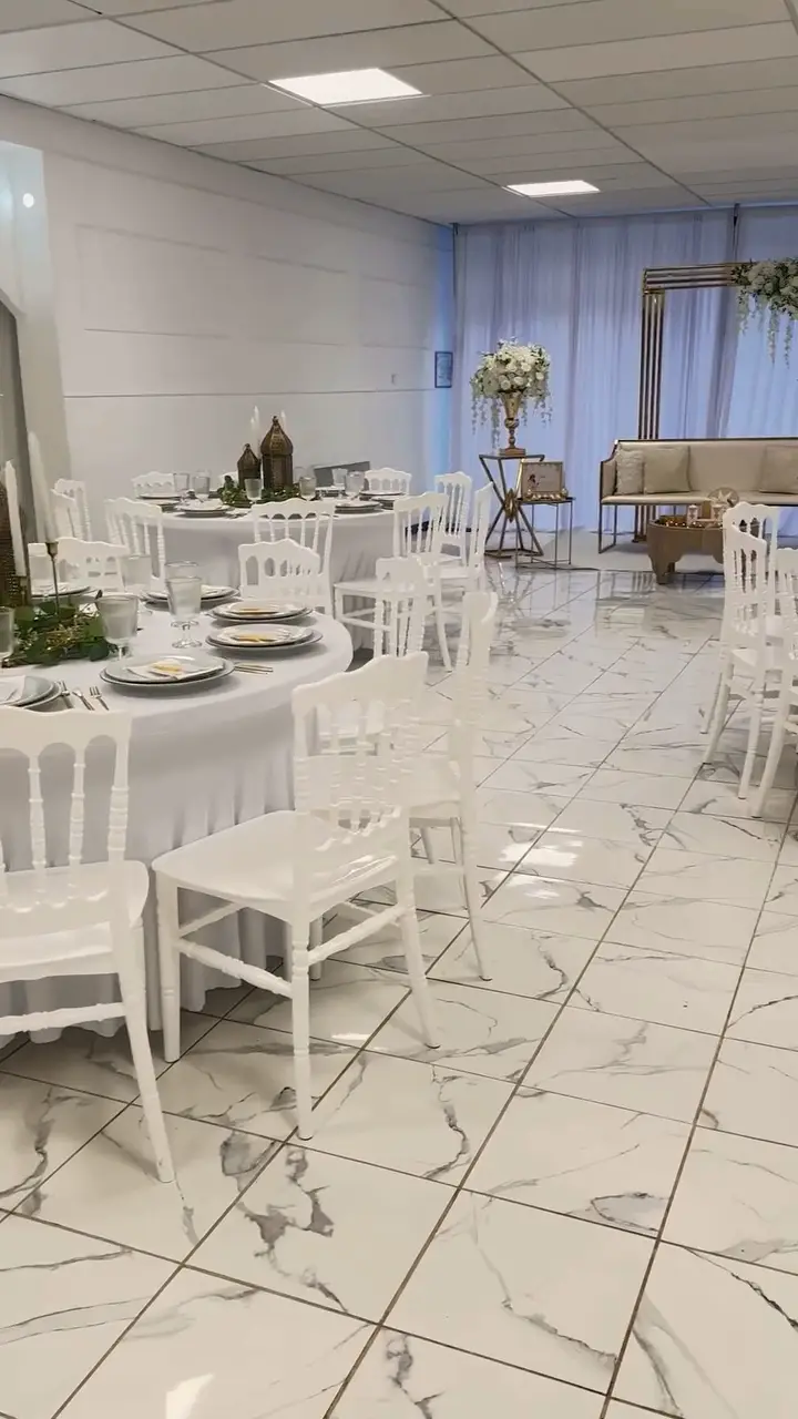 Tables rondes dressées et chaises Napoléon blanches